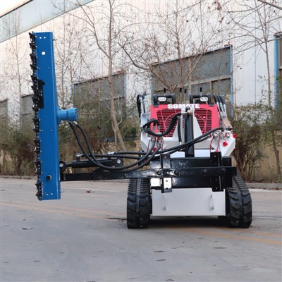 Încărcător compact cu șenile în mișcare pentru materiale de depozit